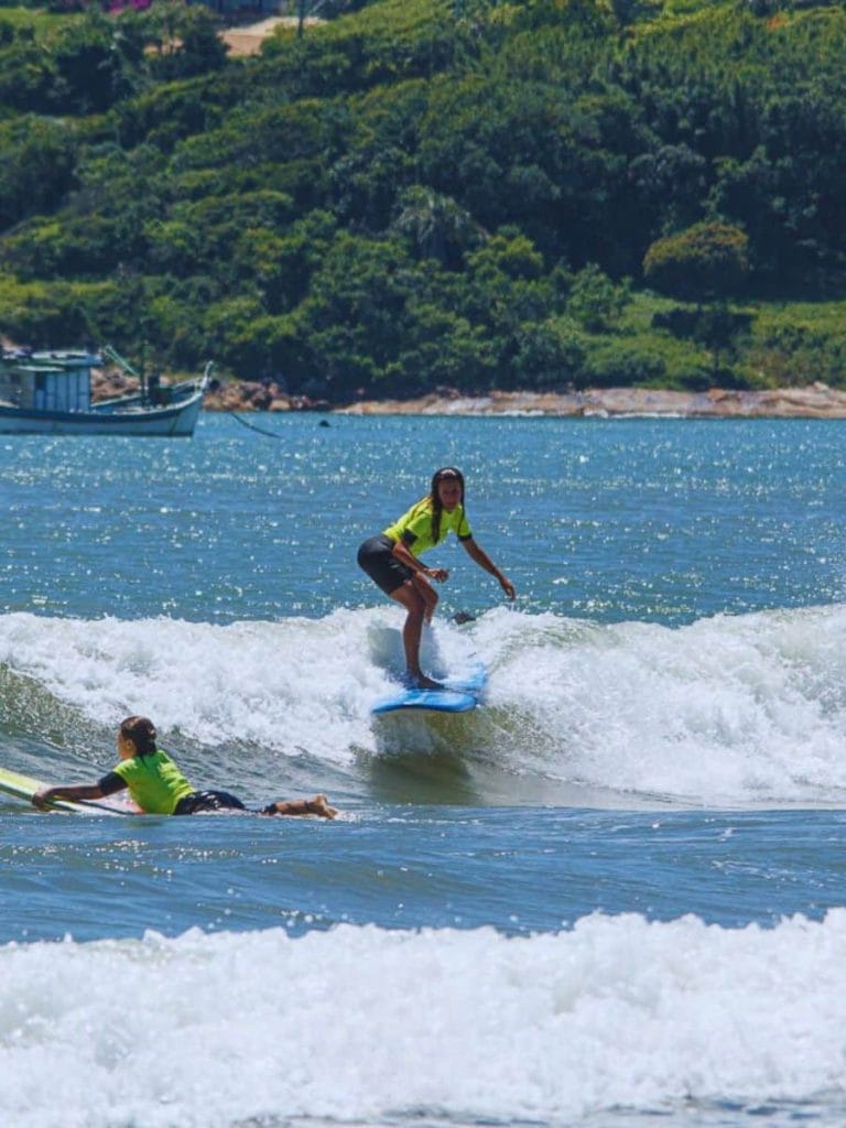 surf camp iniciantes garopaba santa catarina onda perfeita para começar a surfar